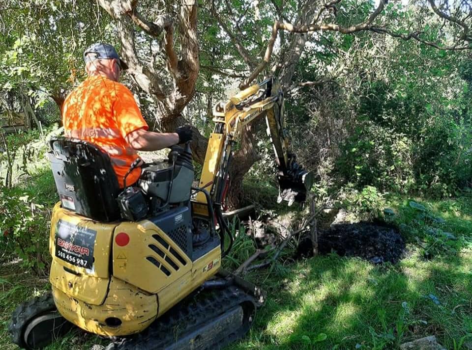 Prace przy maszynie budowlanej w terenie