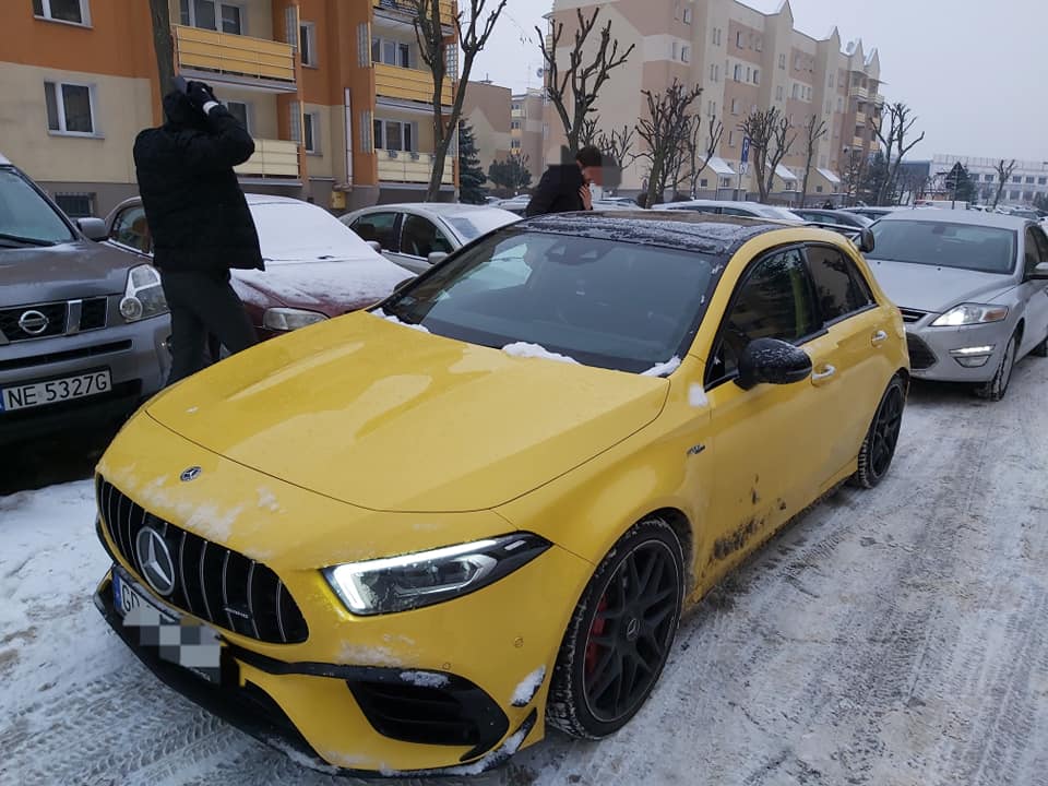 Zabezpieczony samochód w terenie