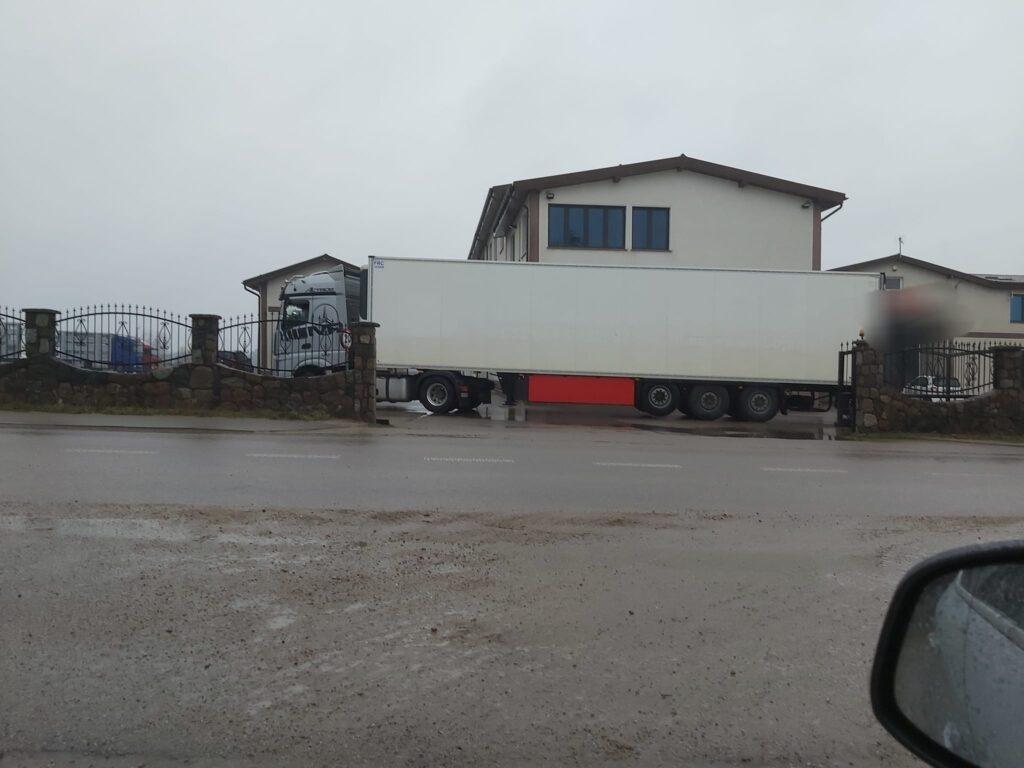 Ustalenia terenowe przy budynku