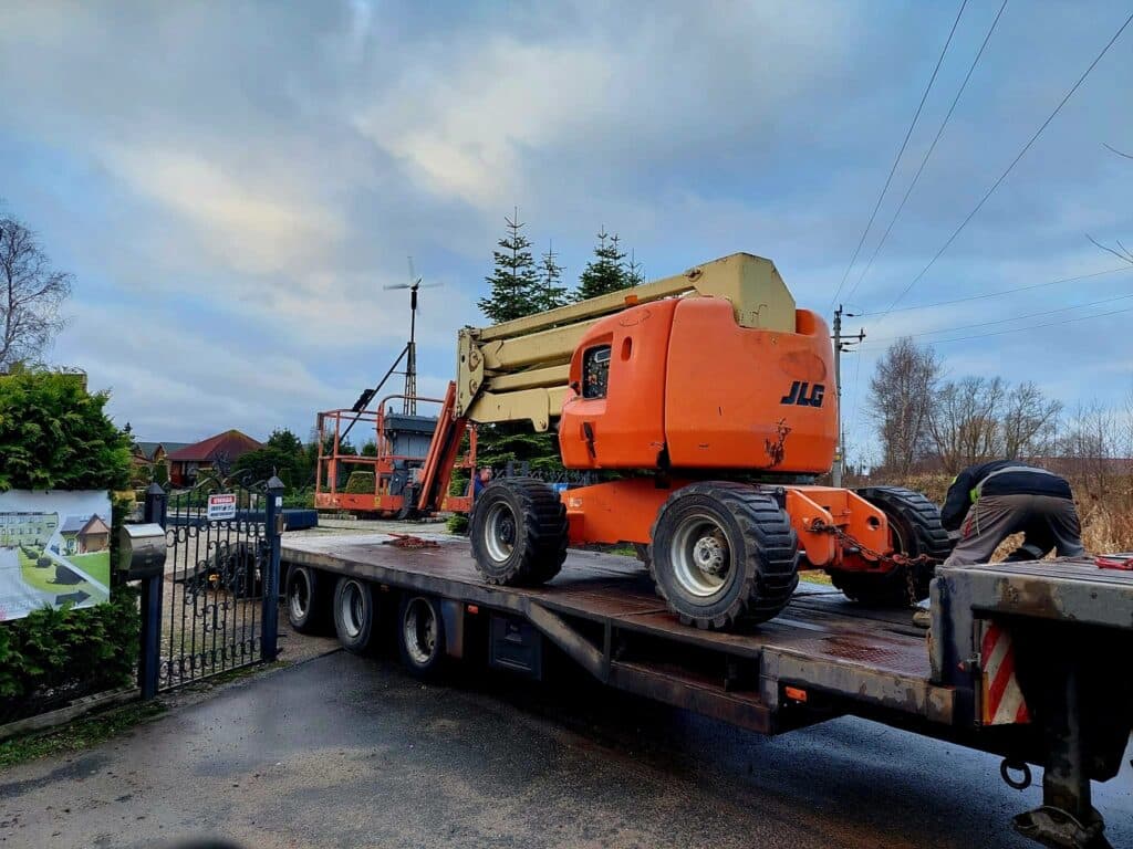 Transport podnośnika budowlanego
