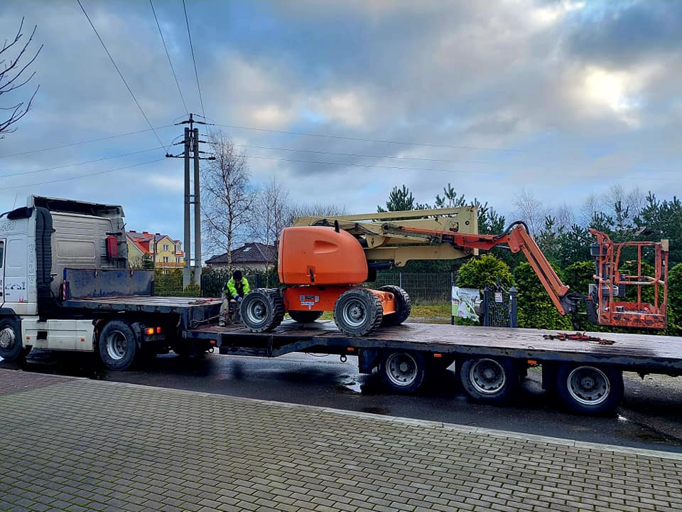 Transport podnośnika terenowego