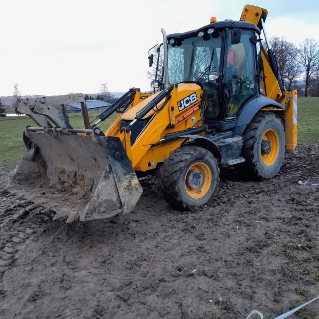 Koparko-ładowarka w terenie